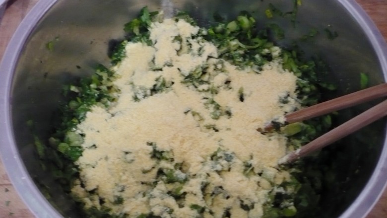 麦饭,先在腌好的芹菜叶中拌一些玉米面，搅散。
