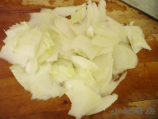 猪肉白菜炖粉条 ,清洗干净白菜，切成片备用。