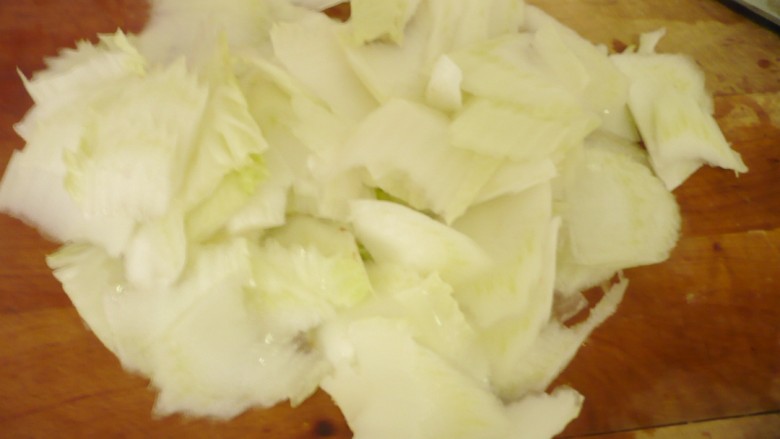 猪肉白菜炖粉条 ,清洗干净白菜，切成片备用。