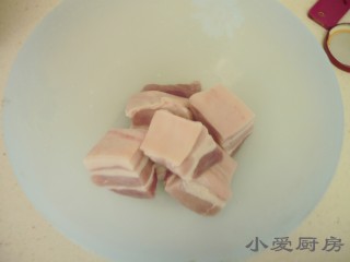 猪肉白菜炖粉条 ,五花肉切块备用