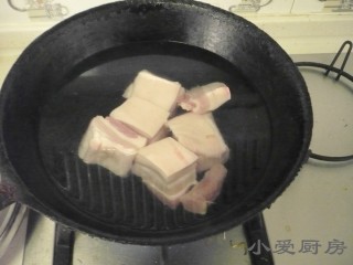 猪肉白菜炖粉条 ,五花肉凉水下锅焯水，祛除血末，捞出待用。