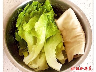 生菜卷,豆腐皮放开水锅中烫半分钟（增加韧性）