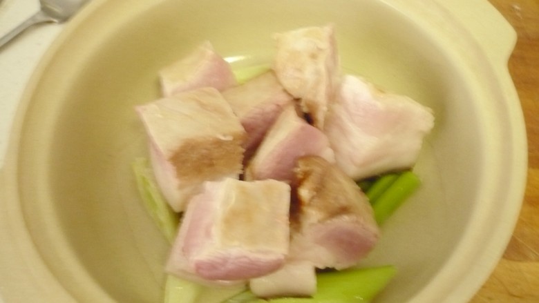 猪肉白菜炖粉条 ,将焯好的五花肉放入。