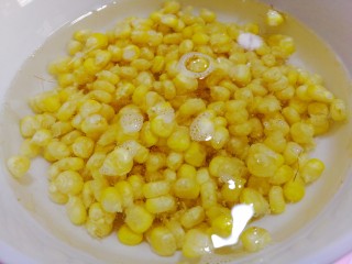 甜蜜的黄金米粒,玉米粒用清水浸泡至饱满，泡开(我用的是自己冻的玉米粒儿，如果有鲜玉米粒儿那就更好了。)