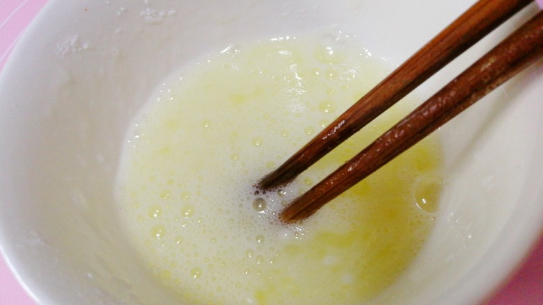 甜蜜的黄金米粒,然后用筷子搅拌均匀至绵糖溶化。