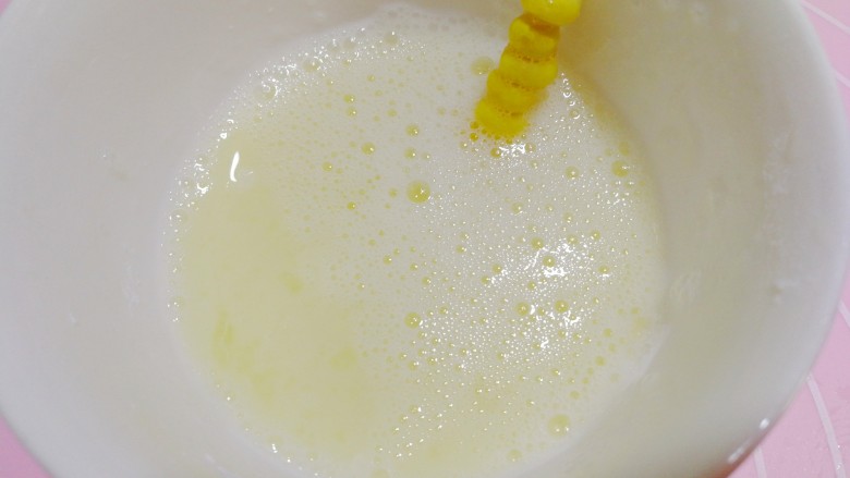 甜蜜的黄金米粒,穿好后放入到刚才勾兑好的蛋液中。