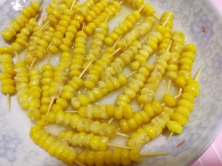 甜蜜的黄金米粒,穿好的玉米粒儿泡过后再放到一个平盘内，将剩下的蛋液淋在上面。