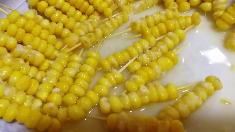 甜蜜的黄金米粒,泡好的玉米粒儿立在盘边，控下蛋液。