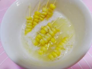甜蜜的黄金米粒,如图↑放在蛋液中泡着，让玉米粒入味。