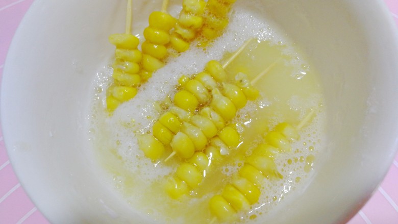 甜蜜的黄金米粒,如图↑放在蛋液中泡着，让玉米粒入味。