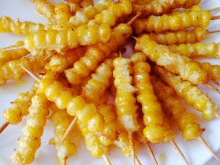 甜蜜的黄金米粒,炸好的玉米串是这样的，鼓鼓的饱满状。
