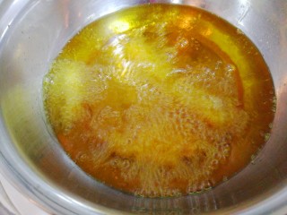 甜蜜的黄金米粒,油温达到90°时，将玉米串放入锅中，微微炸一下便捞出，