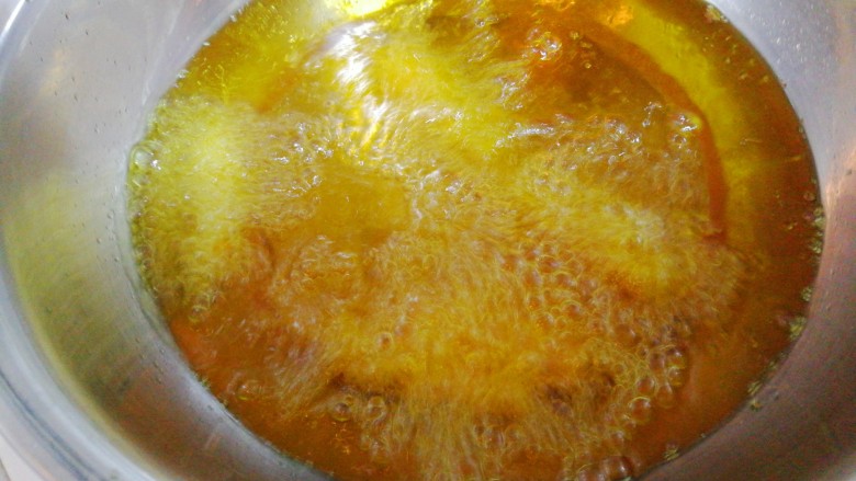 甜蜜的黄金米粒,油温达到90°时，将玉米串放入锅中，微微炸一下便捞出，