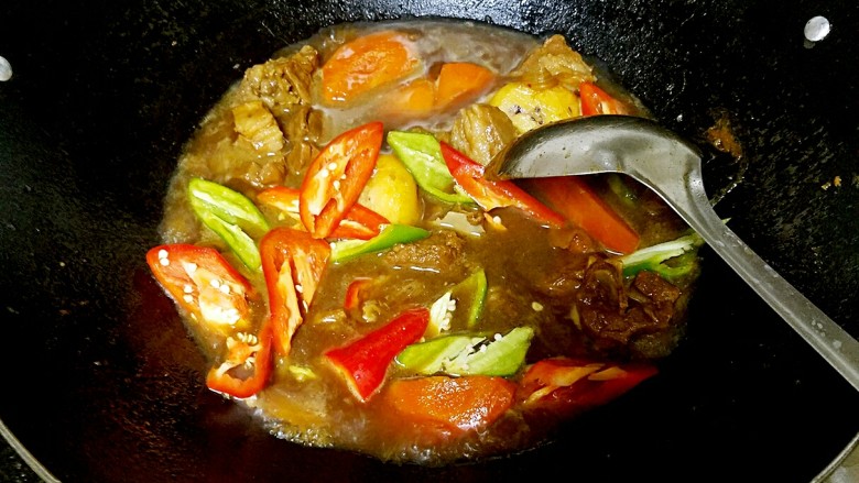 滋味羊肉煲,焖得差不多了就可以加入青红椒，辣椒不要太早放，焖烂了不好看，会降低颜值。