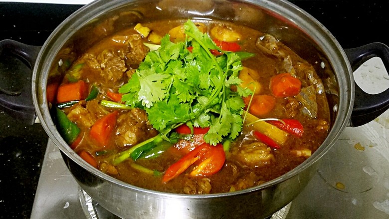 滋味羊肉煲,如果直接用来打火锅的话，汤汁要多一些，吃完羊肉后可以加入青菜或面筋等配菜煮食。