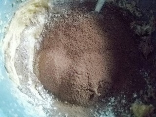 巧克力磅蛋糕,将面粉和可可粉混合后筛入
搅拌均匀