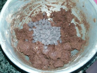 巧克力磅蛋糕,倒入可可豆搅拌均匀备用