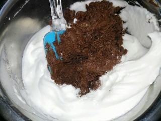 巧克力磅蛋糕,搅拌好的可可糊重新倒入到蛋白中