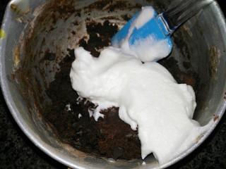 巧克力磅蛋糕,取少许打发的蛋白加入到可可面中
翻拌均匀