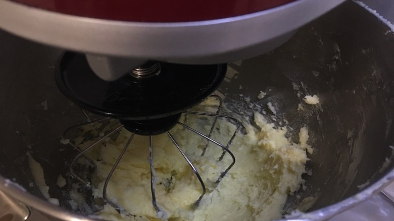 咖啡樱桃玛格丽特高纤饼干,用厨师机将黄油打至发白即可；