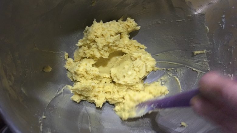 咖啡樱桃玛格丽特高纤饼干,将过筛后的鸡蛋黄与黄油搅拌均匀；