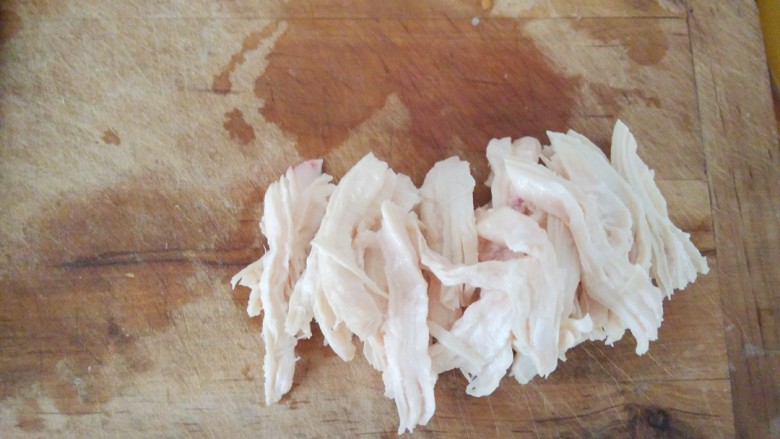 鸡汁回卤干,煮熟的鸡胸肉捞出，撕成鸡丝备用。