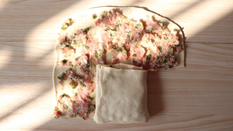 香葱猪肉千层饼,右边折叠