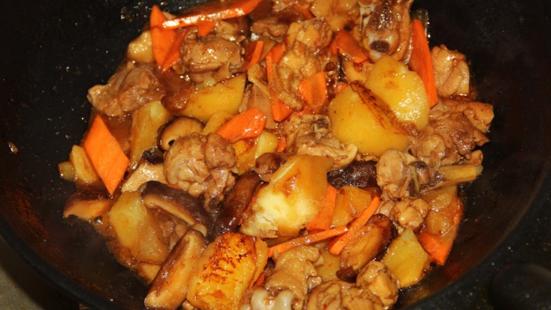 红烧鸡腿,汤汁快收干时，加入胡萝卜，适当翻炒。