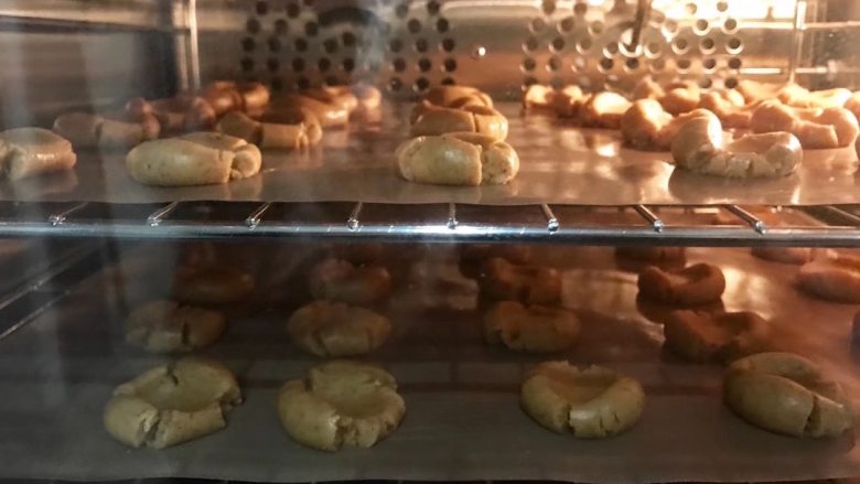 咖啡樱桃玛格丽特高纤饼干,然后放入烤箱，165℃烤制12——15分钟，具体根据各家烤箱的脾气；