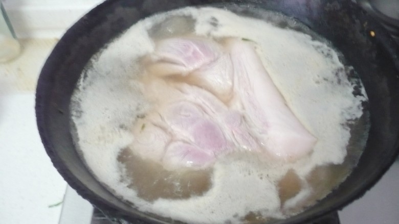 老潼关肉夹馍,猪肉切块入锅，倒入没过肉的清水，水开焯去浮沫后再煮3分钟左右，把肉捞出，水倒掉不要。