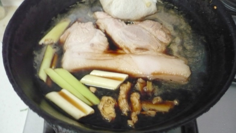 老潼关肉夹馍,锅内再次倒入清水放入焯好的猪肉，大火烧开，放入调料包加1碗老汤改小火慢炖2小时。