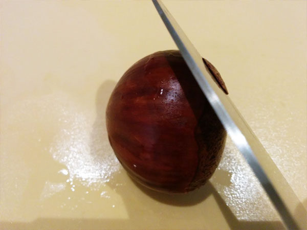 糖渍栗子（带皮版+去皮版）,用刀削掉硬壳。
从下面圆圆的部分开始。