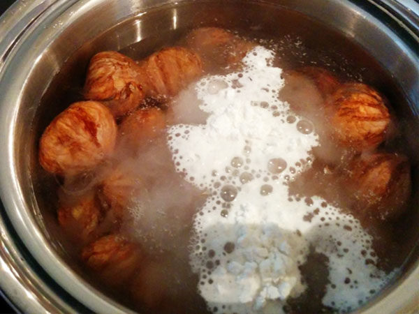 糖渍栗子（带皮版+去皮版）,再用小苏打水煮一次，
这次水应该没那么黑了，
之后同样把变软的外皮揉搓下来。