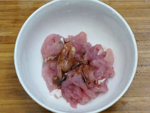 芹菜炒肉,再切好的猪肉中加入盐、芝麻油、酱油搅拌均匀备用