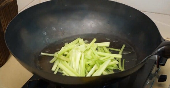 芹菜炒肉,烧开水，放盐、油、把芹菜焯水断生捞出沥水装碗