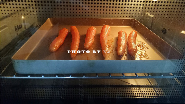 秘制烤胡萝卜,将胡萝卜放进烤箱中层；