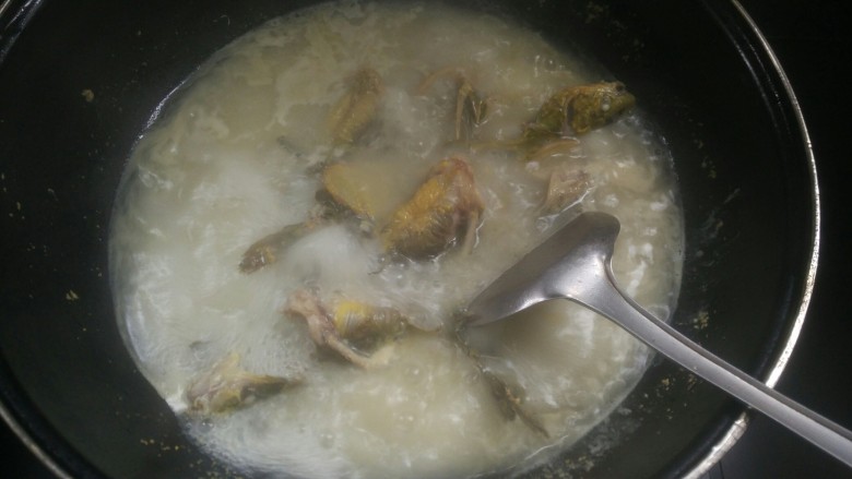 黄骨鱼炖豆腐,中小火熬至汤发白