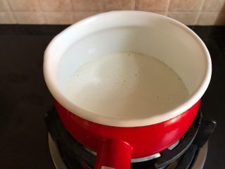 松软奶香白馒头,牛奶倒入奶锅温热到50度