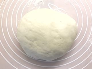 松软奶香白馒头,发酵好的面团取出揉捏排气