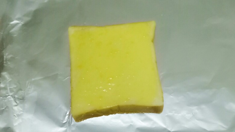 岩烧乳酪,用勺子舀适量浆液浇在土司上，涂抹薄薄的一层