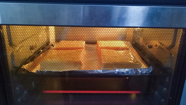 岩烧乳酪,烤箱预热，上管160度8分钟（根据自己烤箱调整）