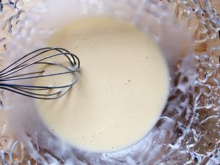 圆土豆+爱心土豆丝饼,用手动打蛋器搅打成稍浓稠的面糊备用。