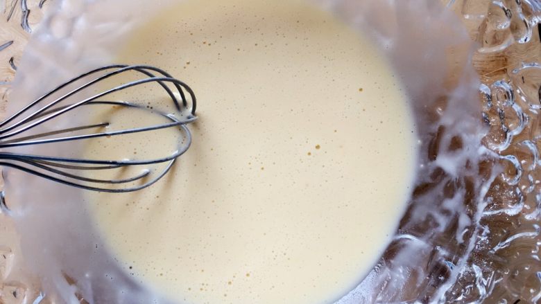 圆土豆+爱心土豆丝饼,用手动打蛋器搅打成稍浓稠的面糊备用。