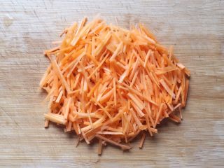 圆土豆+爱心土豆丝饼,将红萝卜去皮洗净，切成细丝，越细越好。