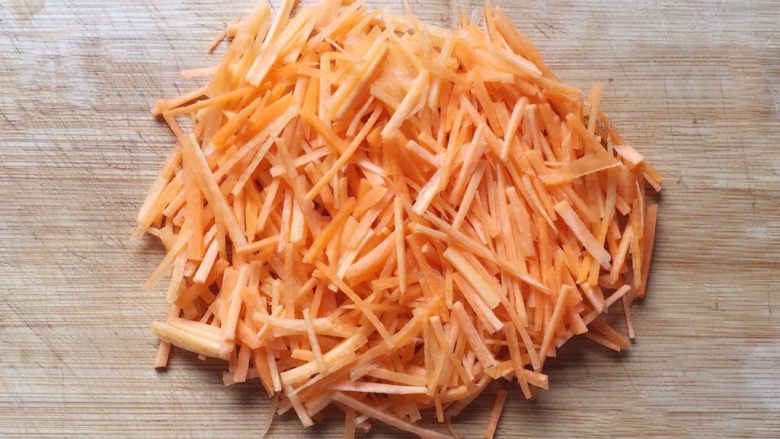 圆土豆+爱心土豆丝饼,将红萝卜去皮洗净，切成细丝，越细越好。