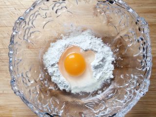 圆土豆+爱心土豆丝饼,将面粉放入大碗中，打入鸡蛋。