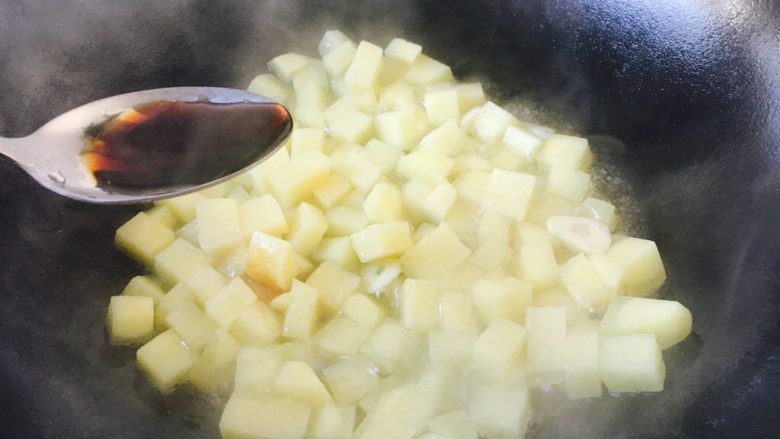 #圆土豆# 蒜子烧土豆,沿锅边烹入1勺醋。