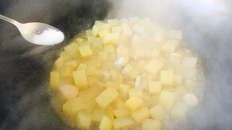 #圆土豆# 蒜子烧土豆,烧到5成熟是放入适量的盐。