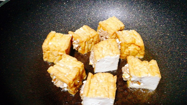 #感恩节食谱#+家常酿豆腐,放入豆腐，因为我是切小块，横切面也要煎，如果是小块豆腐的友友可以忽视这步