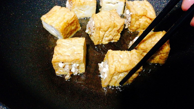 #感恩节食谱#+家常酿豆腐,一个面一个面煎金黄即可